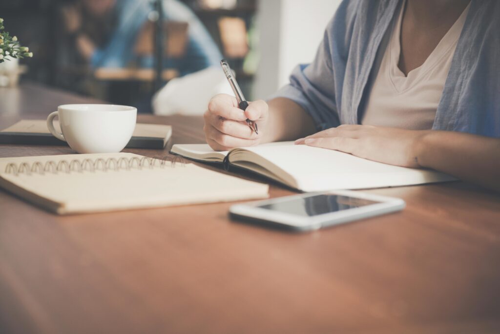 Mujer escribiendo en agenda